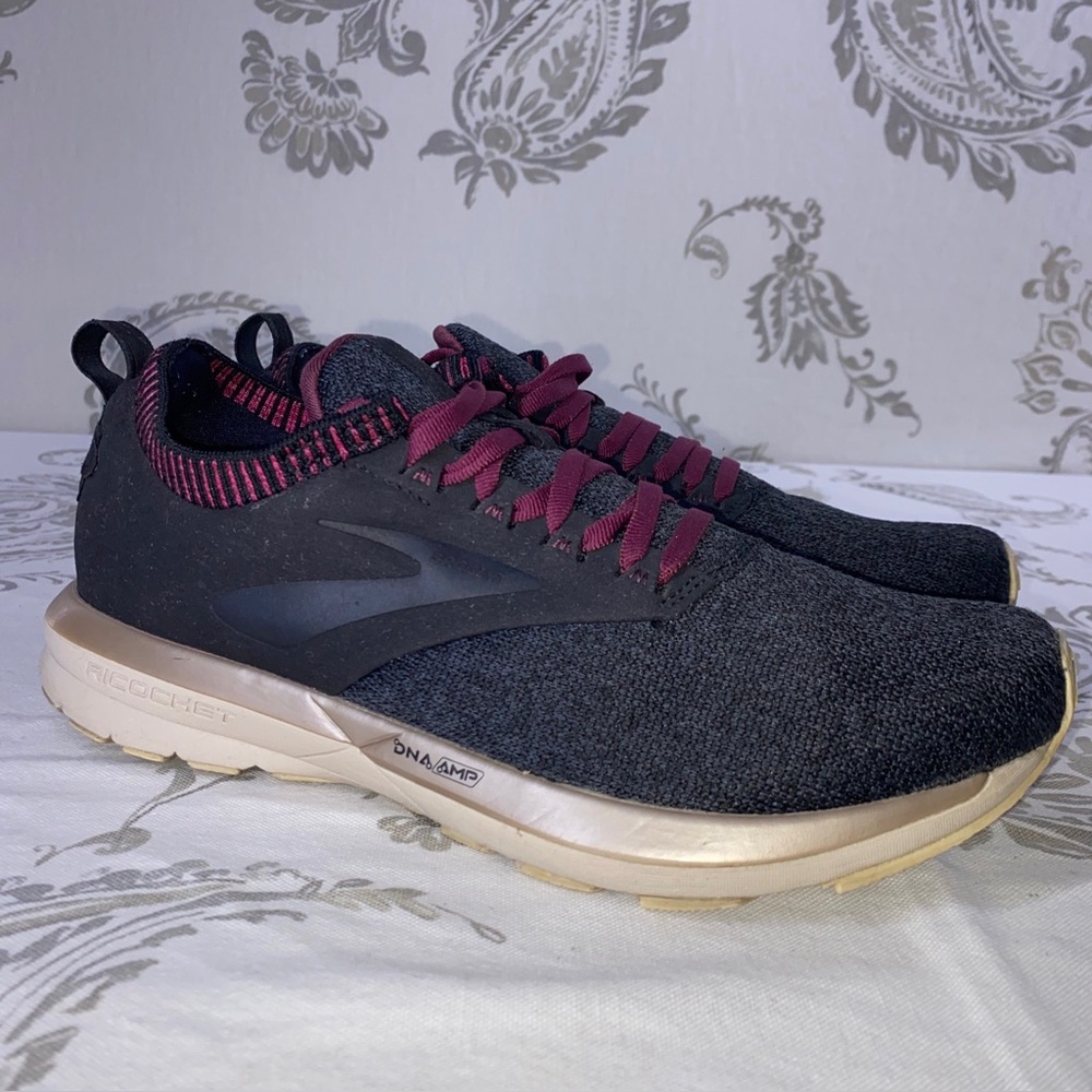 Brooks Women's Size 9 1/2 Ricochet
LE 1202921B018 Black Running Shoes
Sneakers